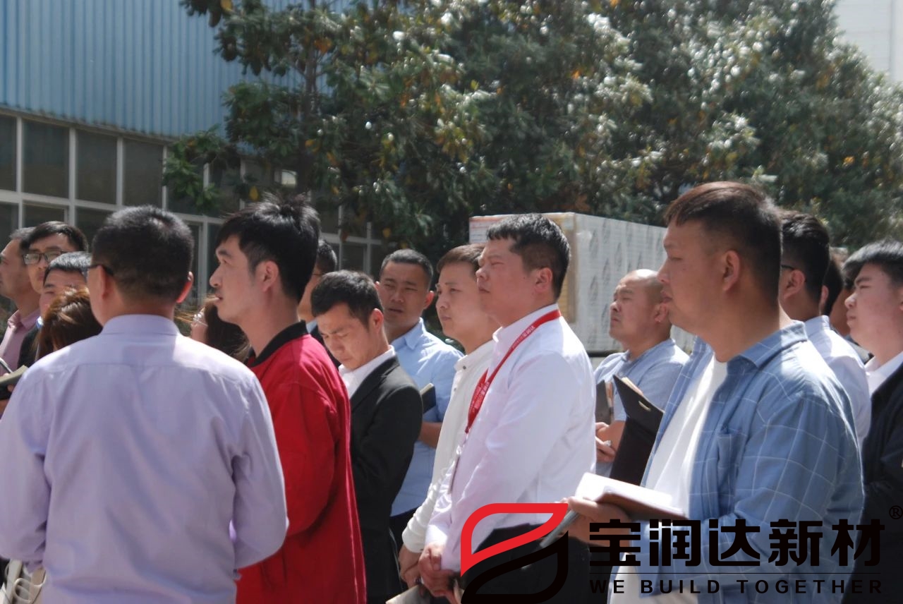 寶潤達(dá)軟瓷產(chǎn)線負(fù)責(zé)人為大家講解