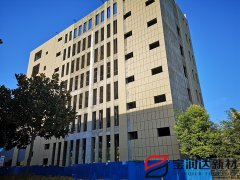 寶潤達(dá)7層自建辦公樓巖棉板保溫裝飾一體板施工中