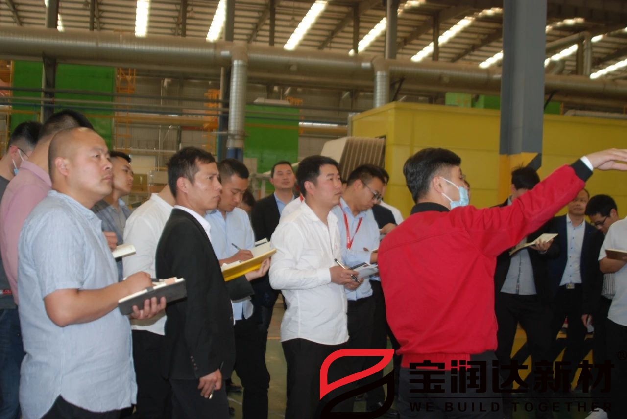 聚氨酯復(fù)合板產(chǎn)線(xiàn)負(fù)責(zé)人為大家講解